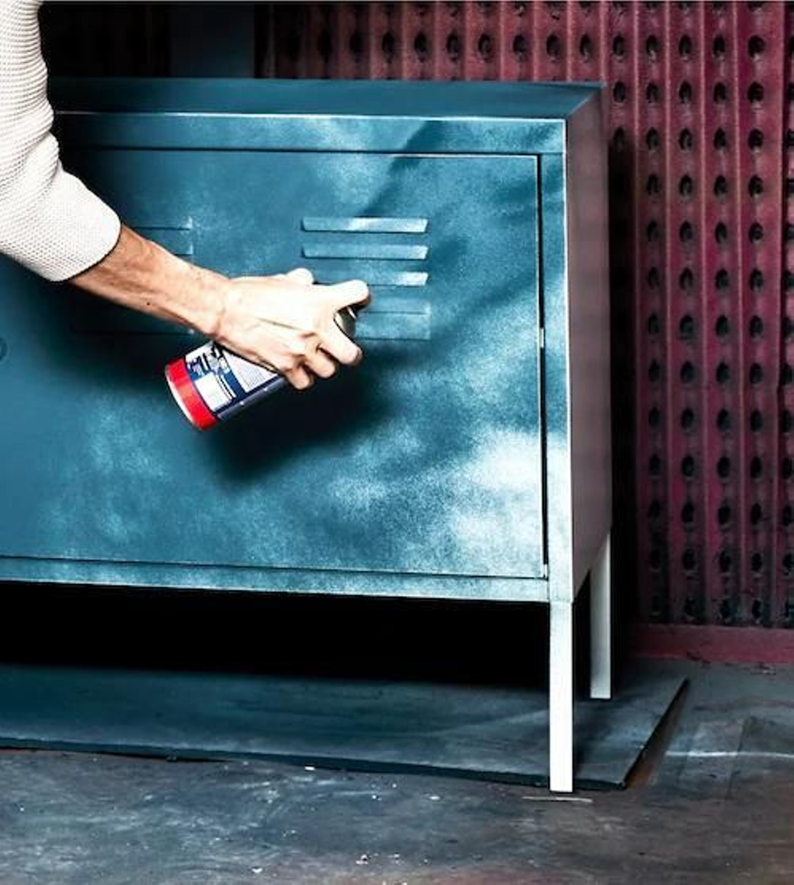 Un mueble de metal durante el proceso de customización.