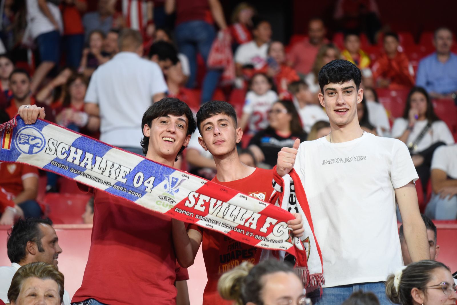 Búscate en la celebración del Sevilla, en el Sánchez-Pizjuán