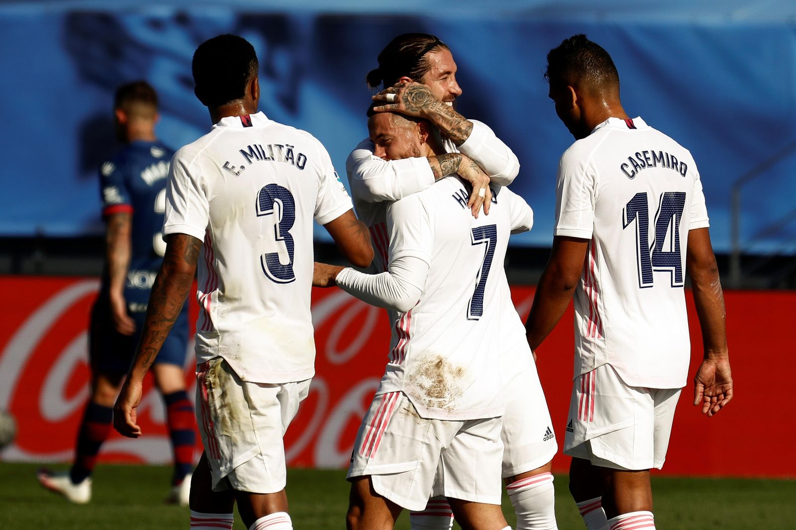 Los jugadores del Real Madrid celebran un gol.