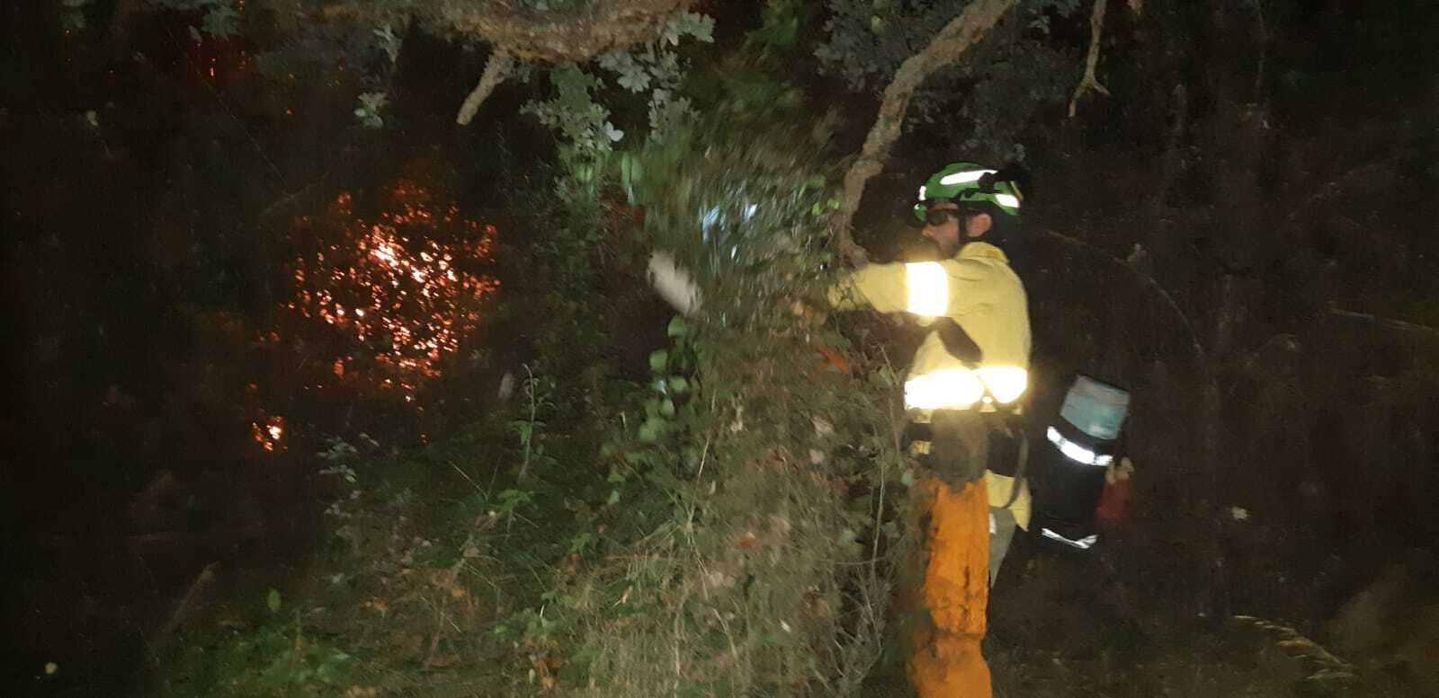 Un efectivo del Infoca durante la extinción del incendio de Algeciras en la madrugada de miércoles
