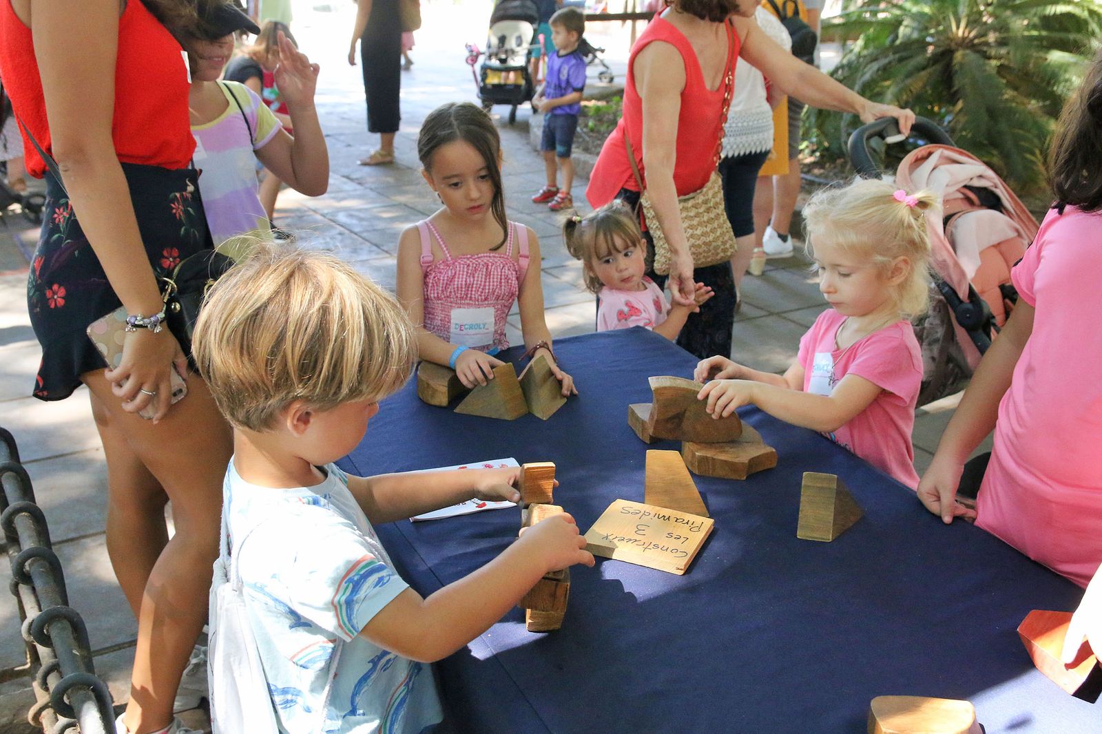 Los pequeños disfrutan descubriendo los juegos tradicionales en esta mañana de feria