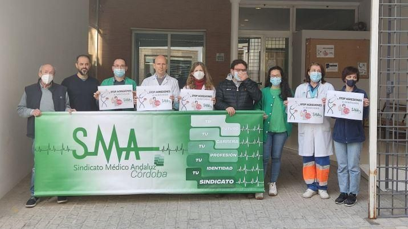 Concentración contra las agresiones en el centro de salud de Montalbán.
