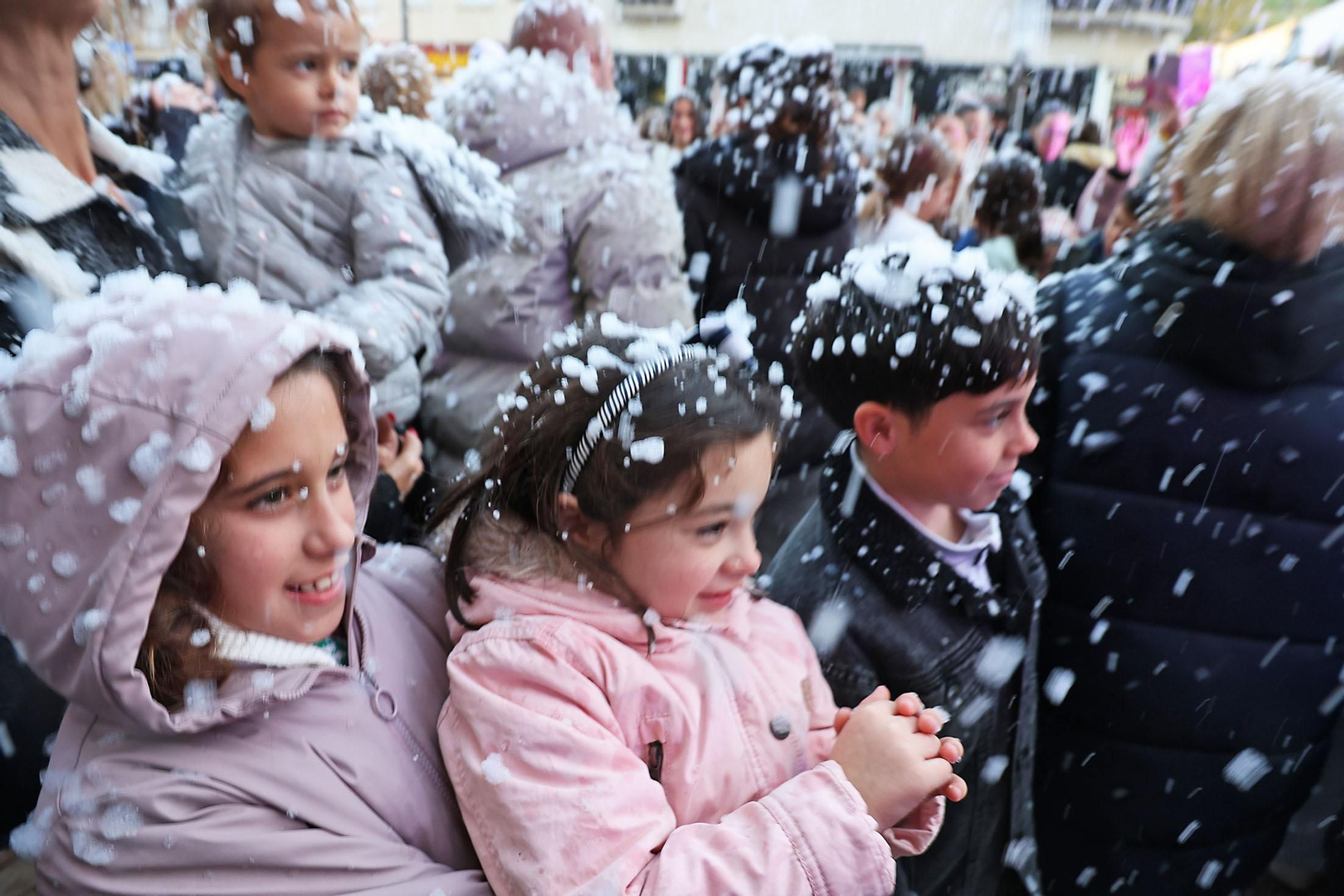 Una sorprendente nevada llena de alegría el barrio de Las Colonias