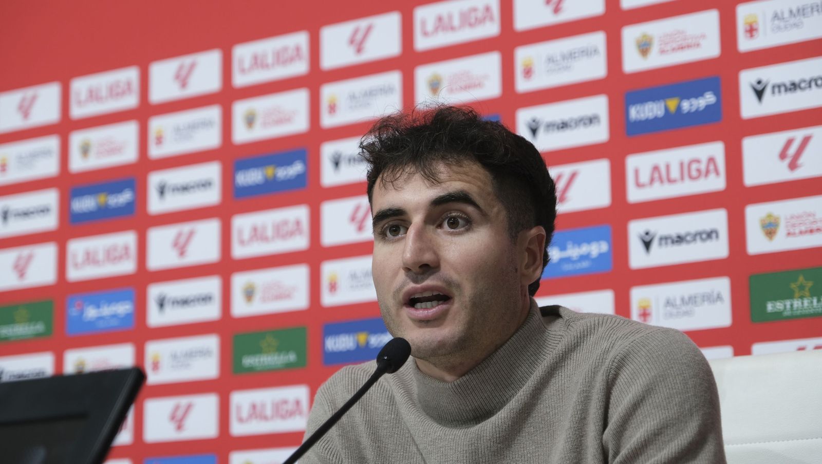 Presentación de Jon Morcillo como nuevo jugador de la U.D. Almería, en fotos