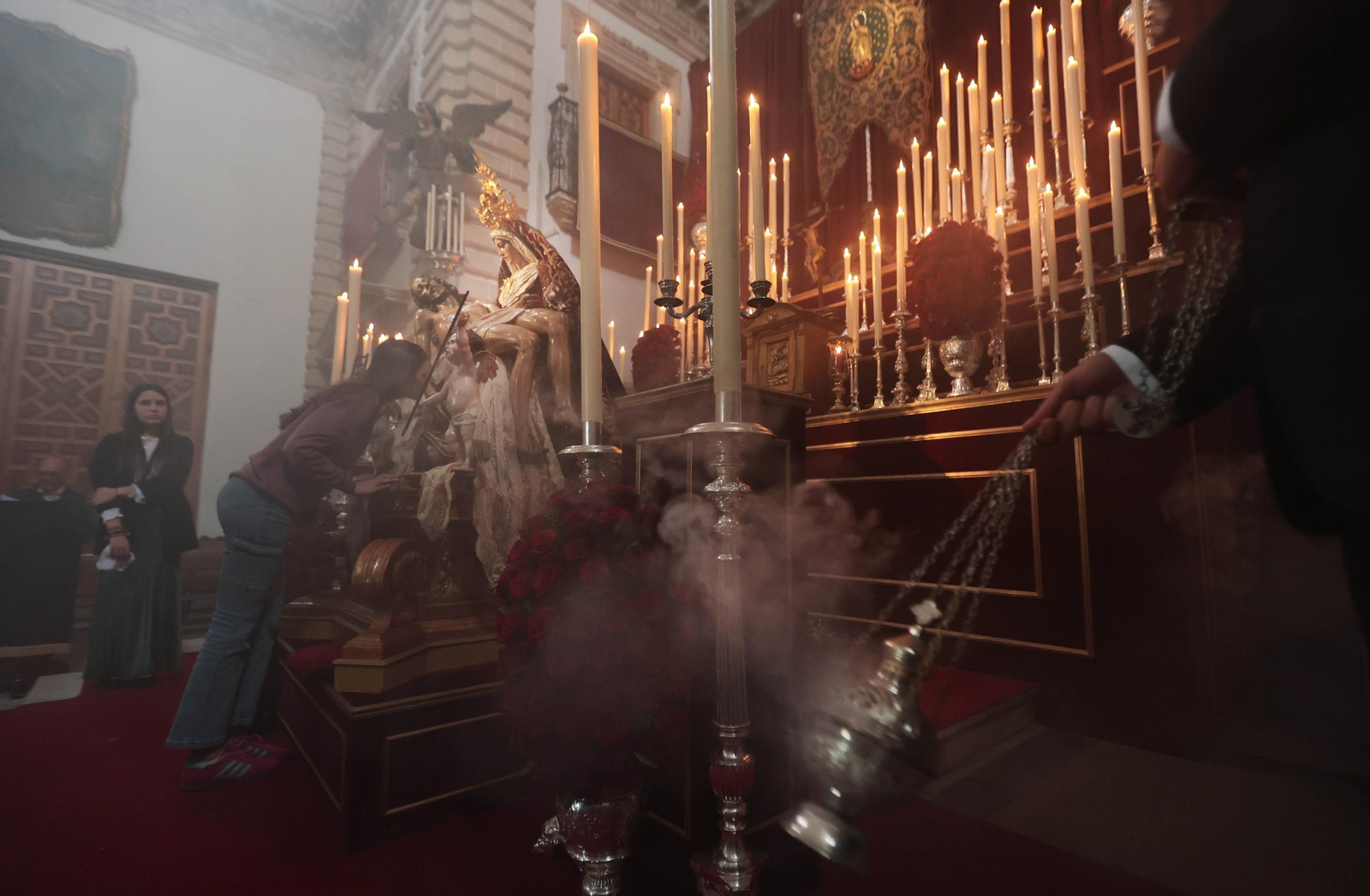 La imagen de Nuestra Señora de las Angustias, durante un besamanos el pasado Viernes de Dolores. La imagen de Nuestra Señora de las Angustias, durante un besamanos el pasado Viernes de Dolores.