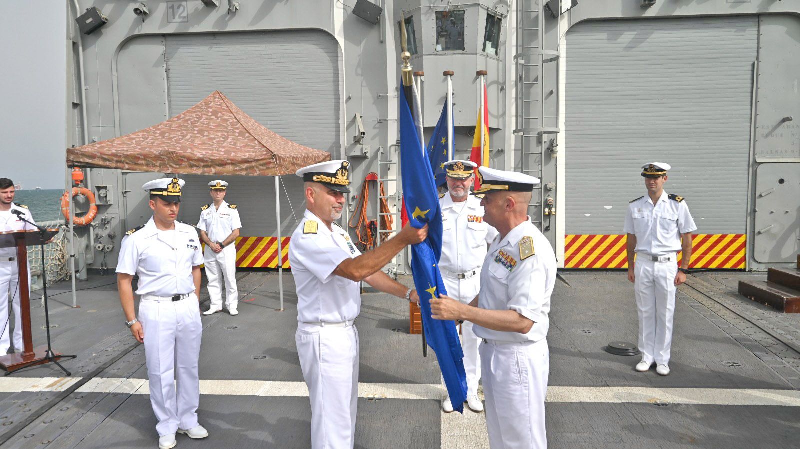 Momento del cambio de mando entre España e Italia en la operación Atalanta