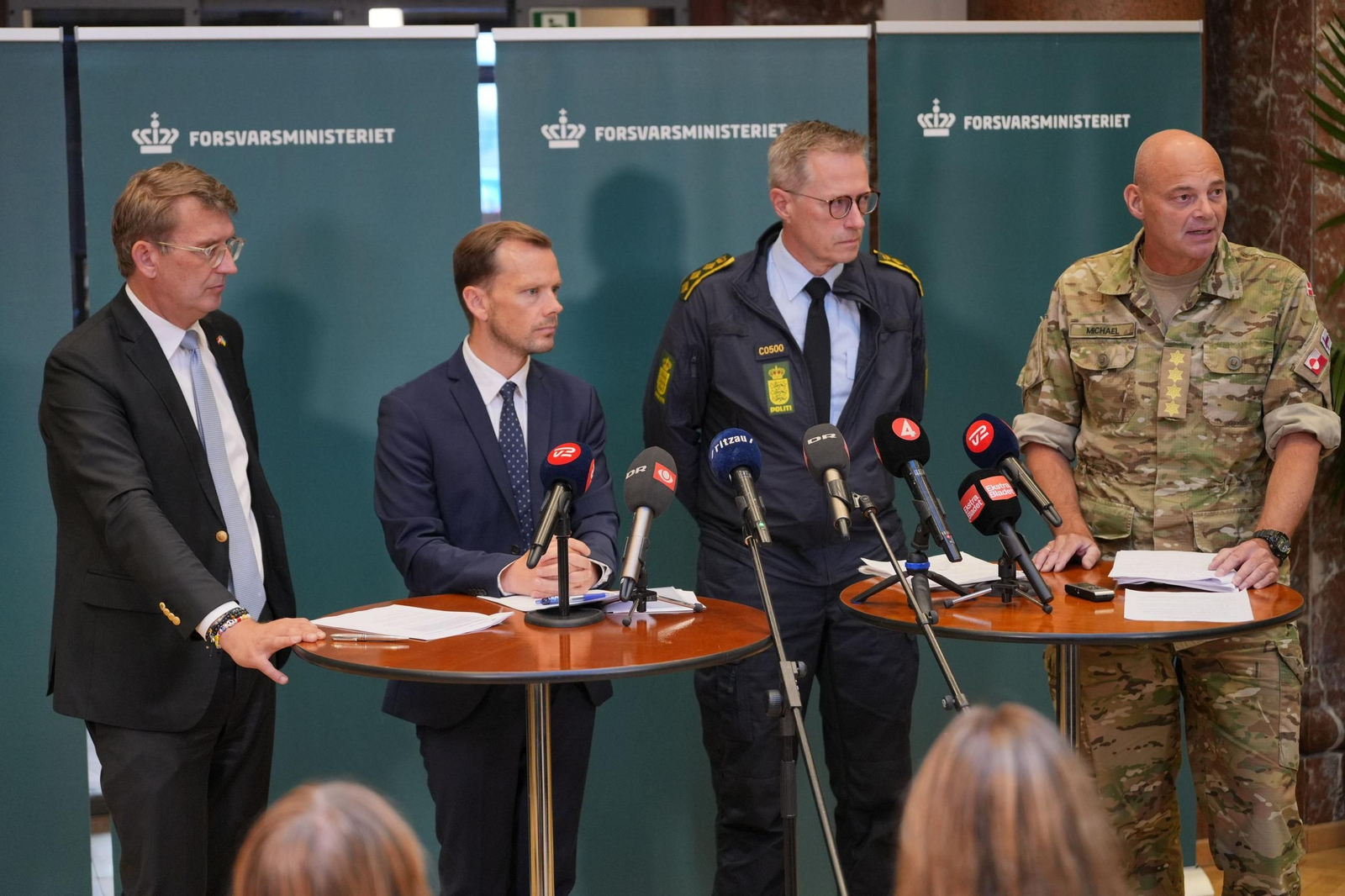 Los ministros daneses de Defensa, Troels Lund Poulsen (izq), y Justicia, Peter Hummelgaard (2ºizq.), comparecen con los jefes de la Policía, Thorkild Fogde, y Defensa, Michael Hyldgaard, en una rueda de prensa en Copenhague.