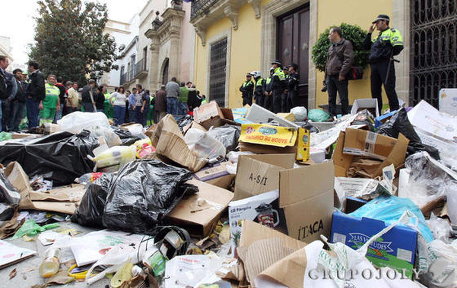Los trabajadores de la concesionaria de limpieza pública esparcieron bolsas de basura frente a las puertas del Ayuntamiento durante una concentración

Foto: Miguel Angel Gonzalez