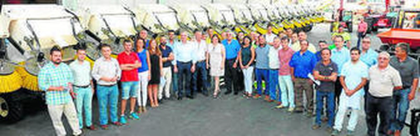 La diputada Trinidad Argota posando con los 26 alcaldes durante el acto.