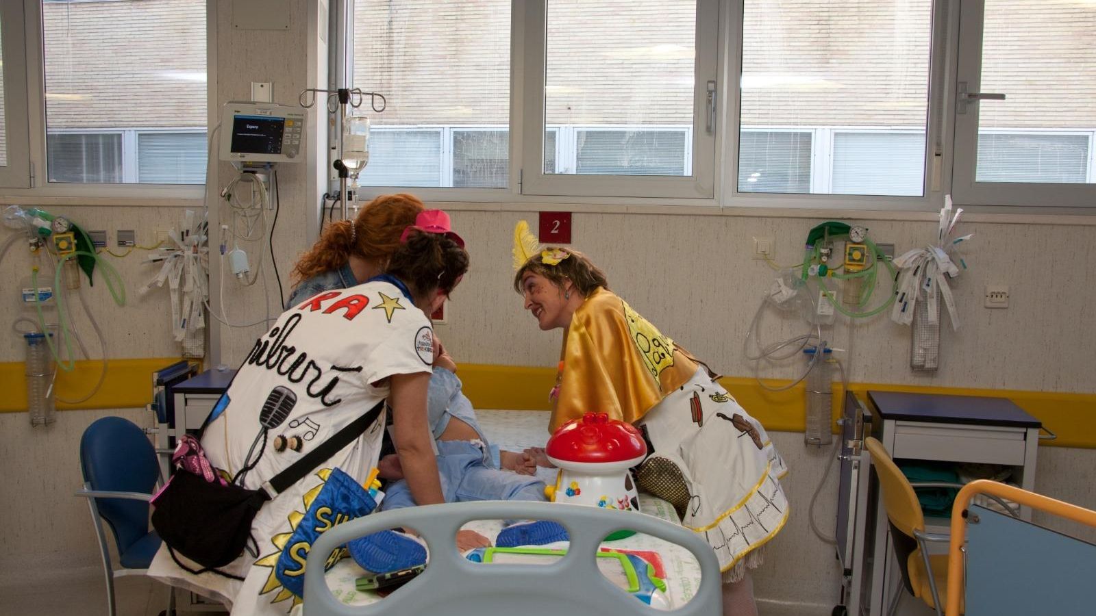 Varios voluntarios con un menor hospitalizado.