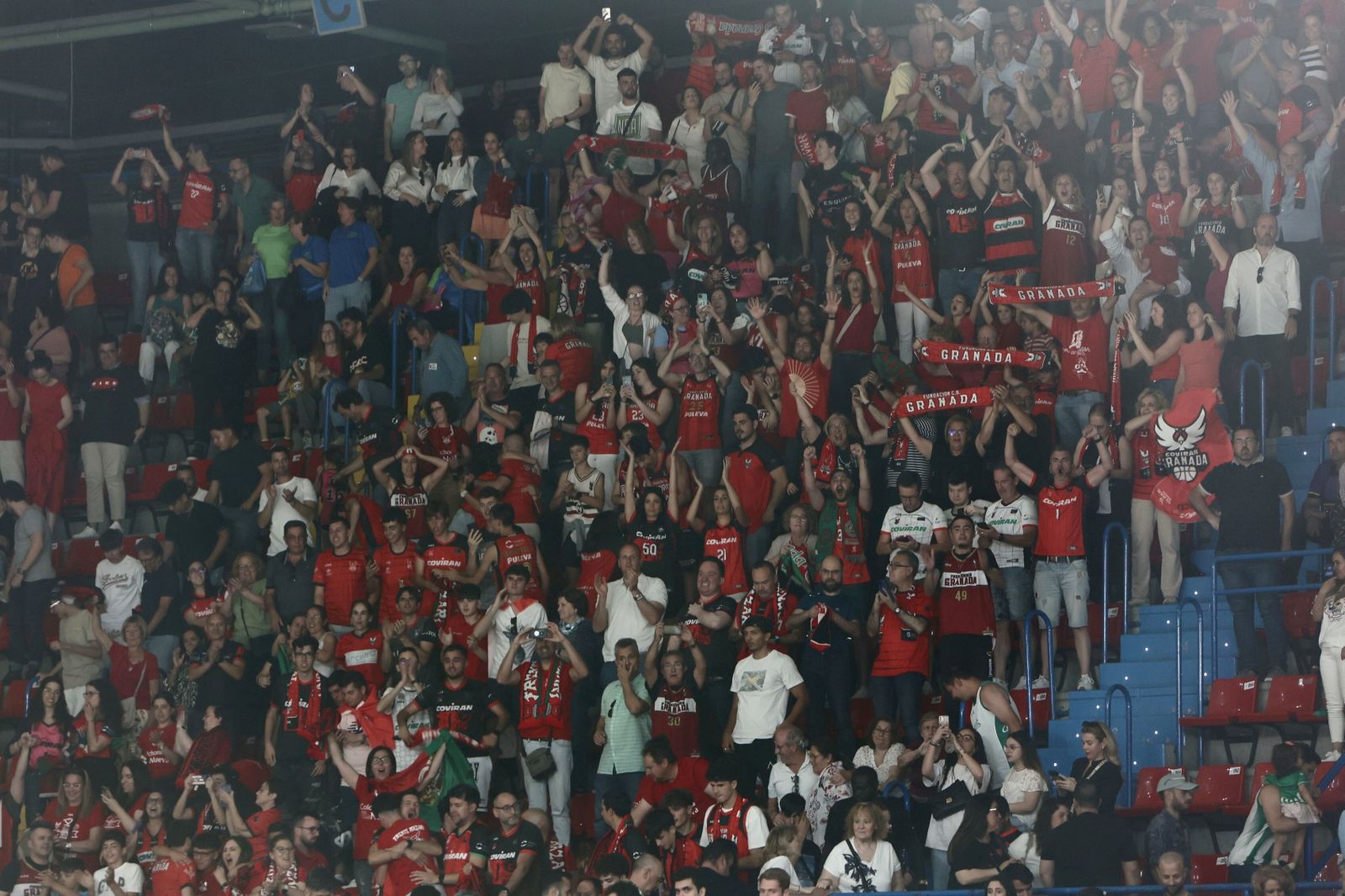 La afición del Covirán Granada estuvo presente en Sevilla.