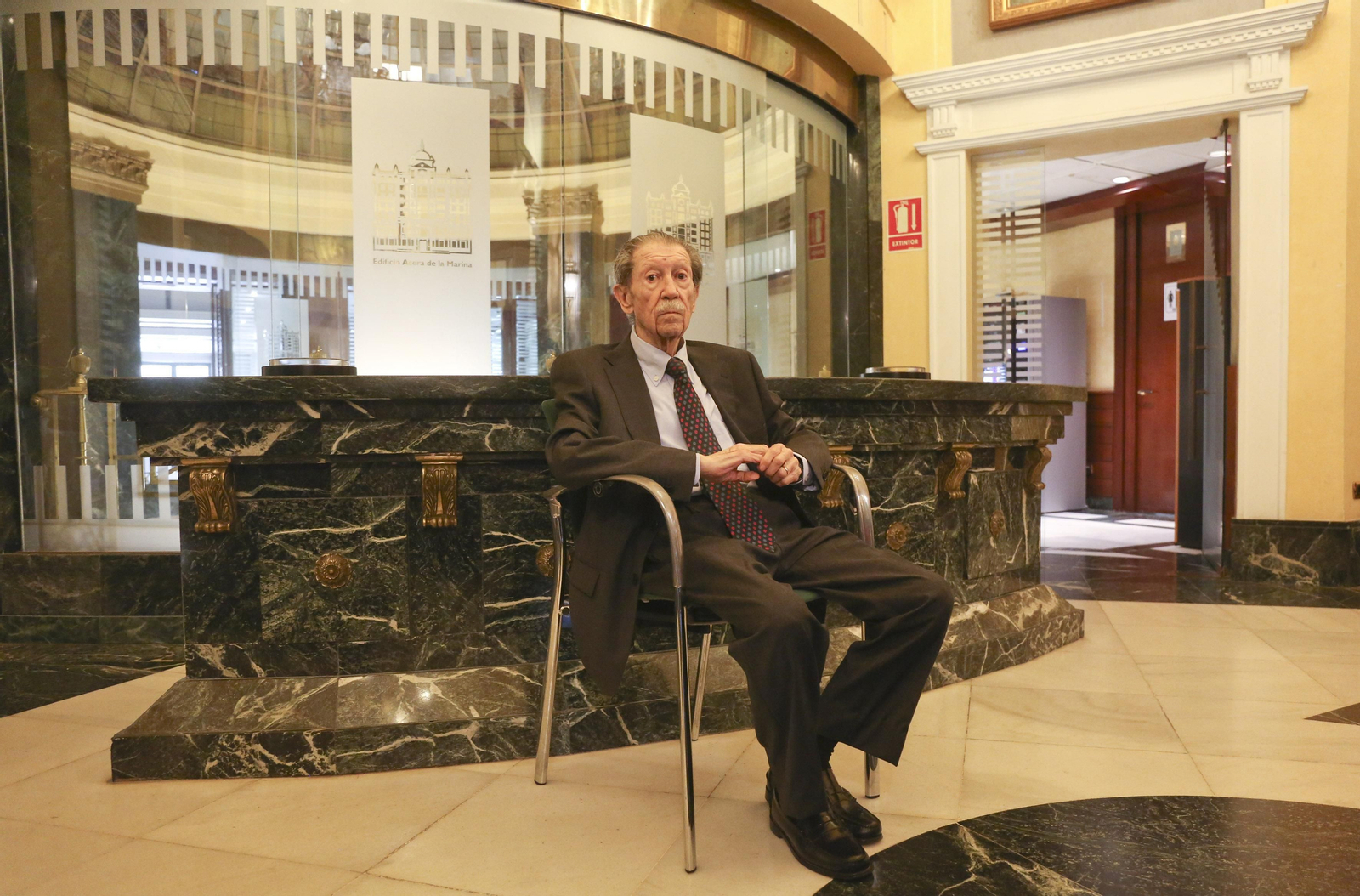 El columnista y poeta Manuel Alcántara posa para los medios, ayer, en la presentación de su libro.