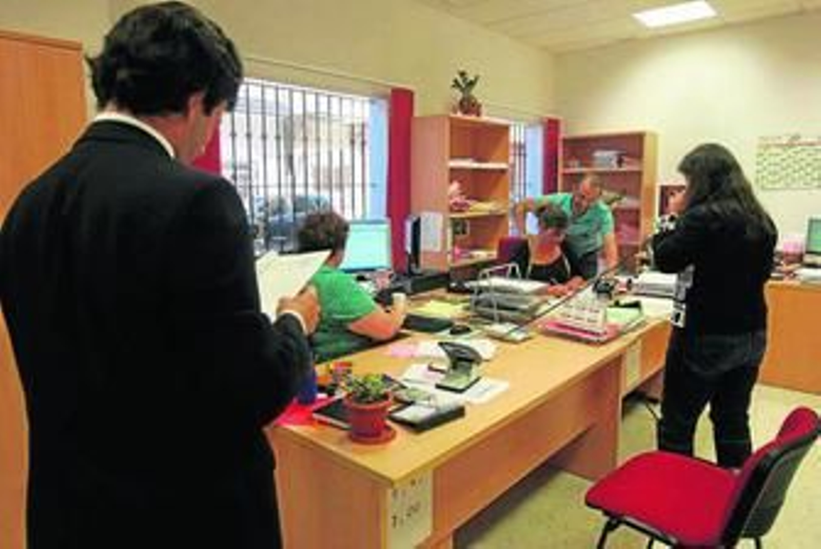 Rodrigo Merello, en primer plano y de espaldas, en una imagen tomada ayer en el juzgado número 4.