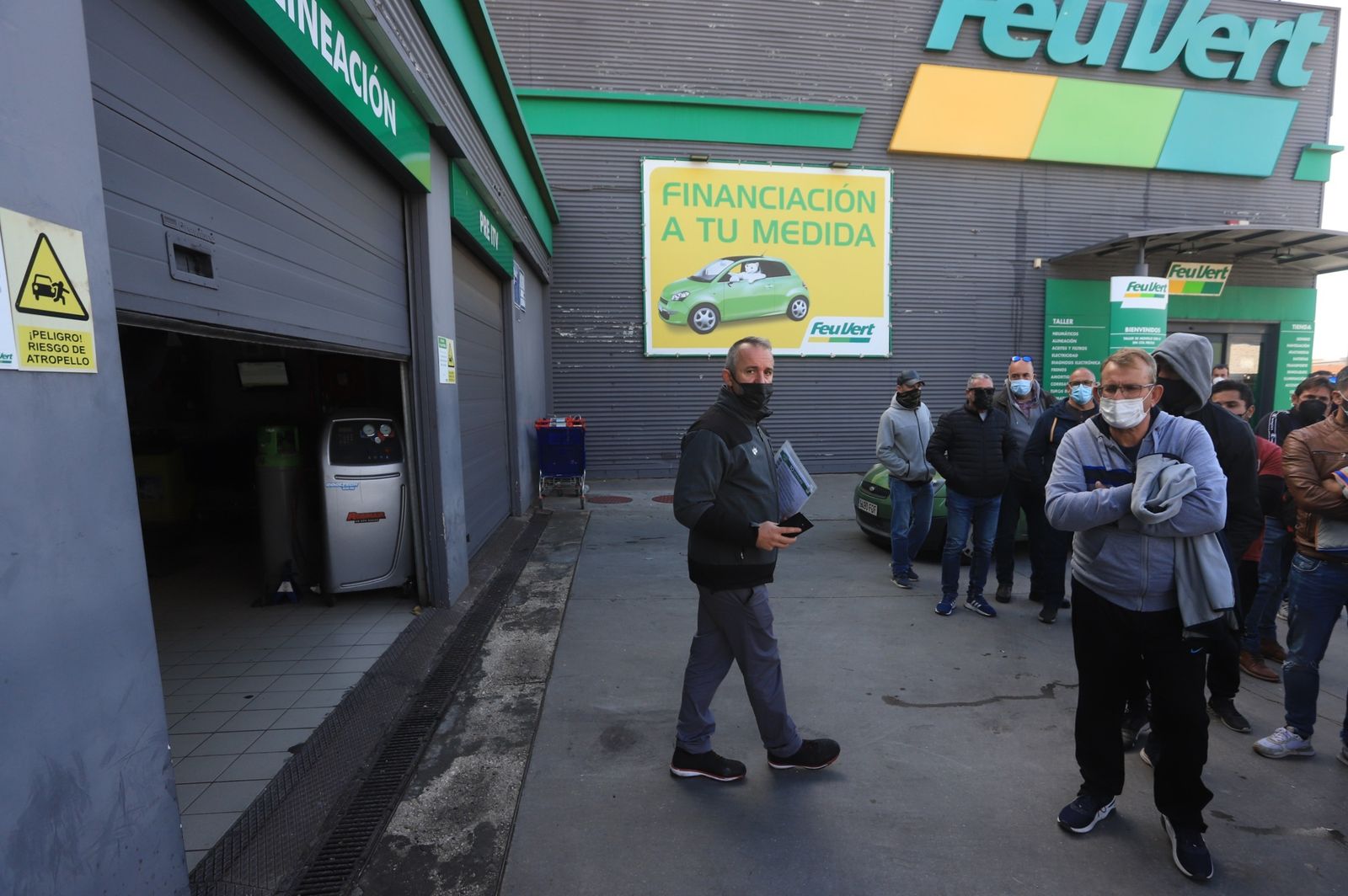 El responsable de un taller de mecánica rápida cierra tras la llegada de un piquete.