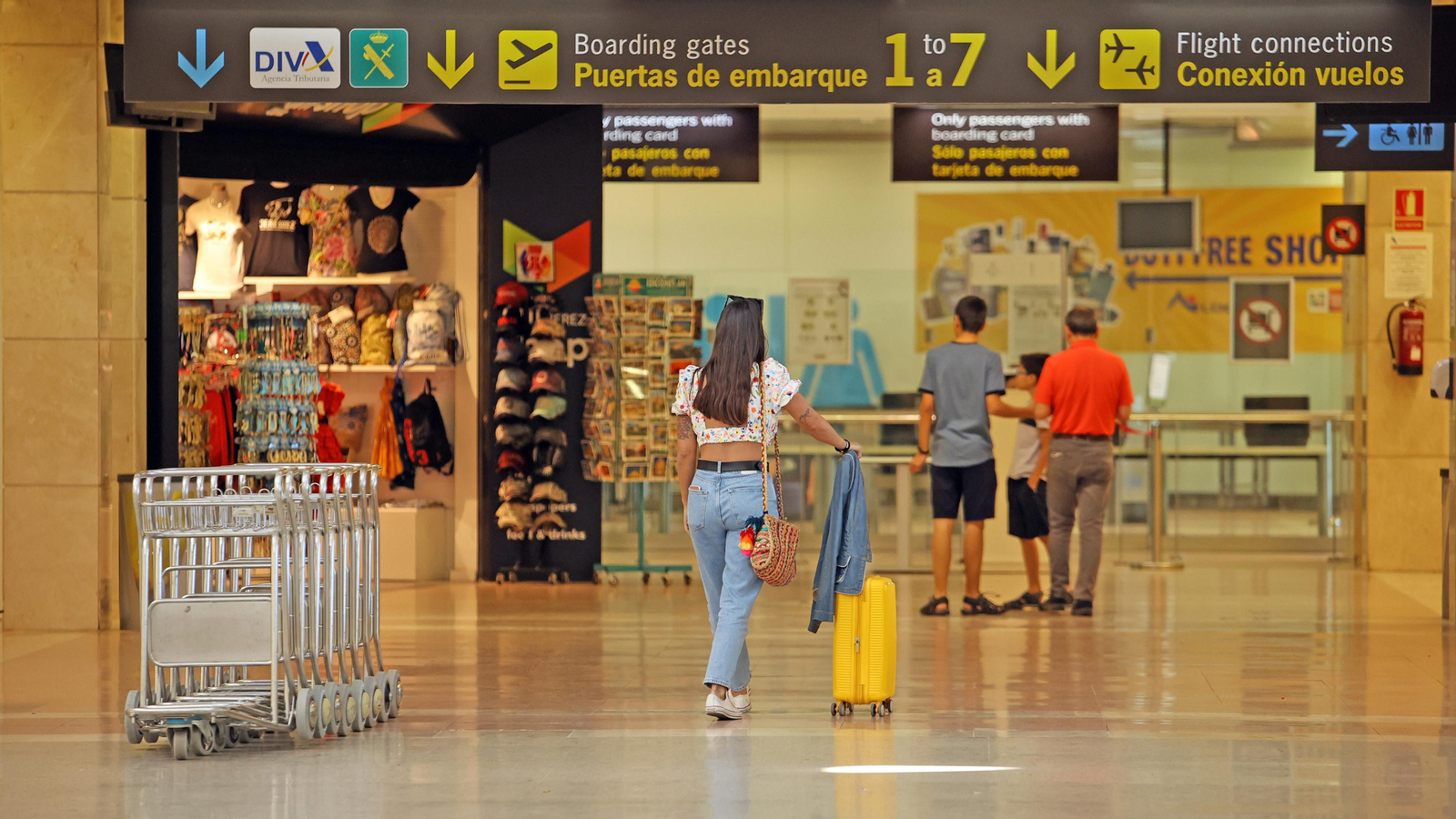 Una pasajera se dirige hacia la zona de embarque del aeródromo jerezano.