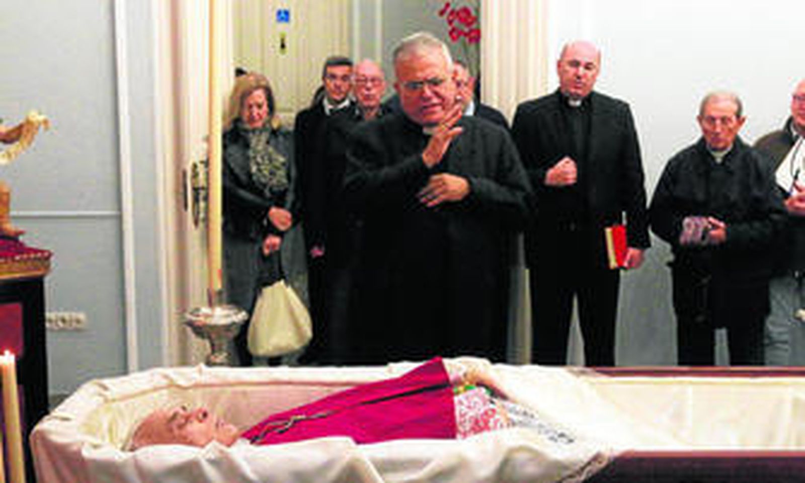 El obispo durante el responso ayer, frente al cuerpo de Miguel Castillejo.