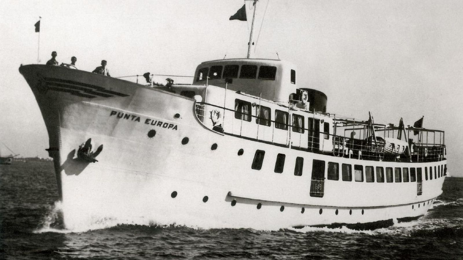 El buque 'Punta Europa', que unía los puertos de Algeciras y Gibraltar, navegando en aguas de la bahía hacia el año 1960 (Gentileza de don Carlos de las Rivas)