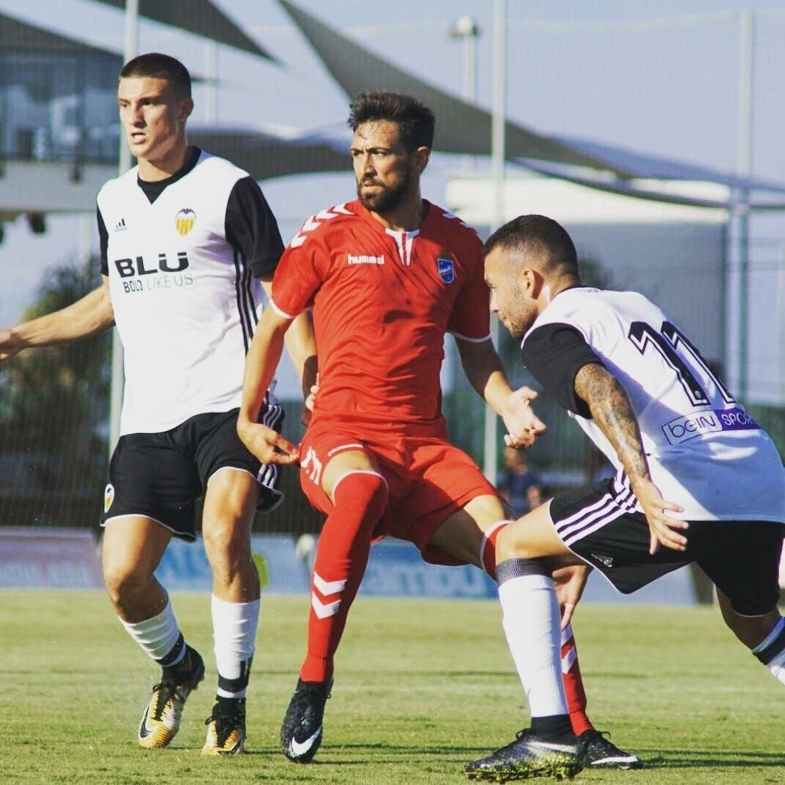Molo, a la derecha, en un amistoso ante el Valencia B.