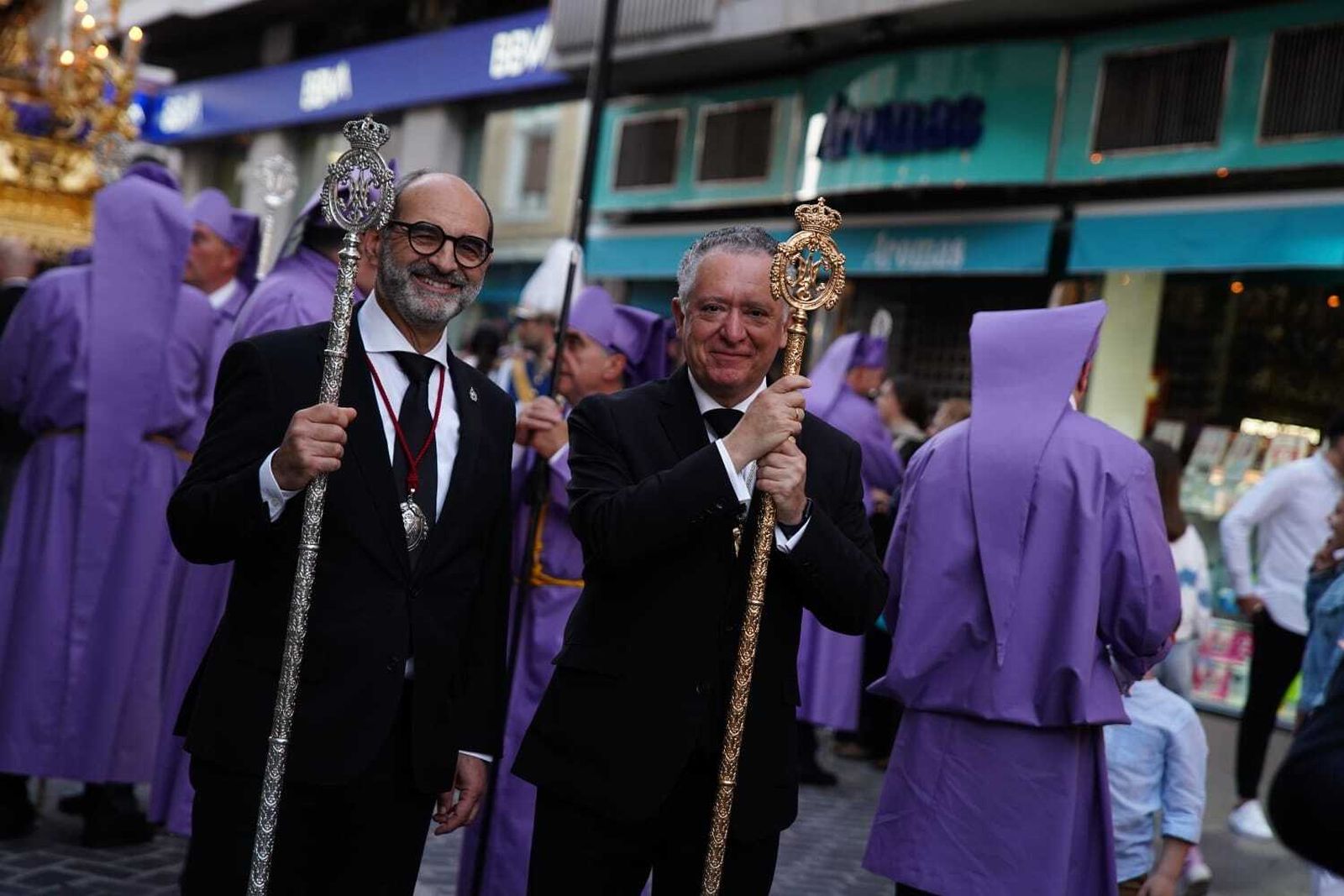 Viernes Santo en Lucena: Emoción ante el paso del Santo Entierro