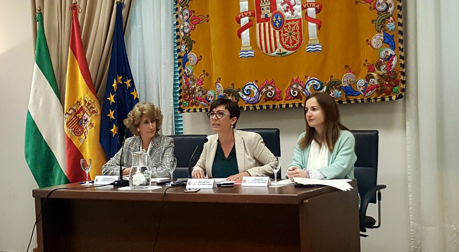 La Subdelegada del gobierno en Málaga, María Gámez, junto a las responsables de la unidad de violencia de género.