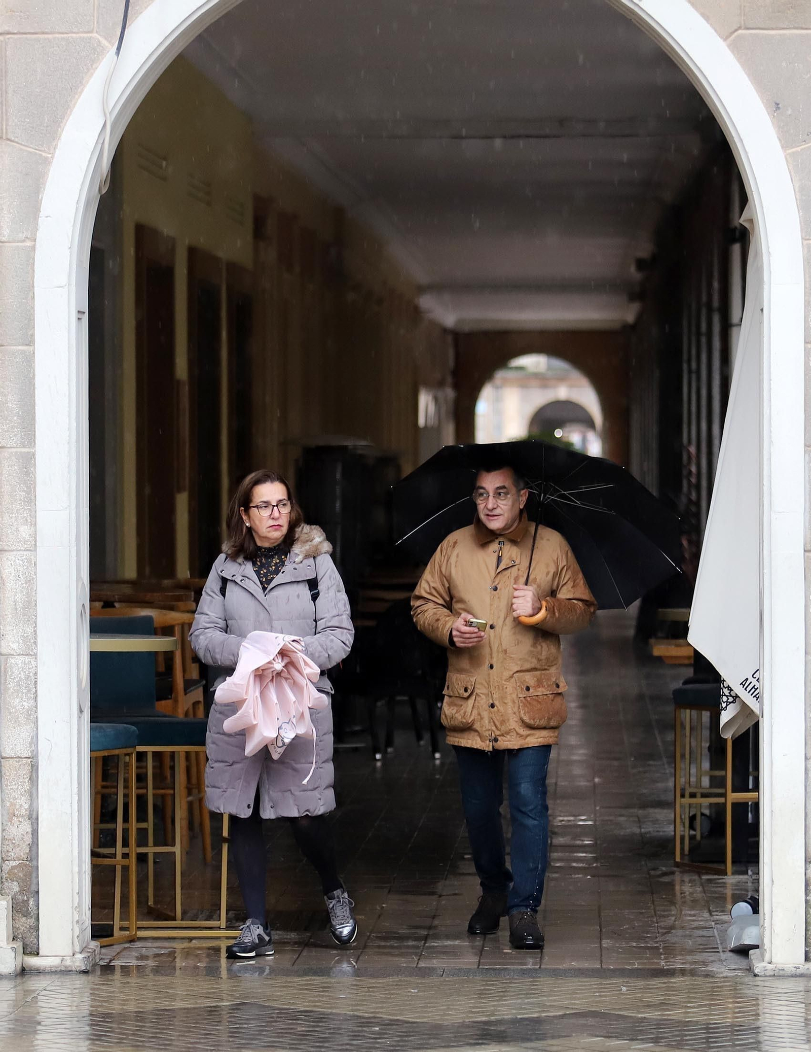 Día de lluvia, viento y frío en Huelva, en imágenes