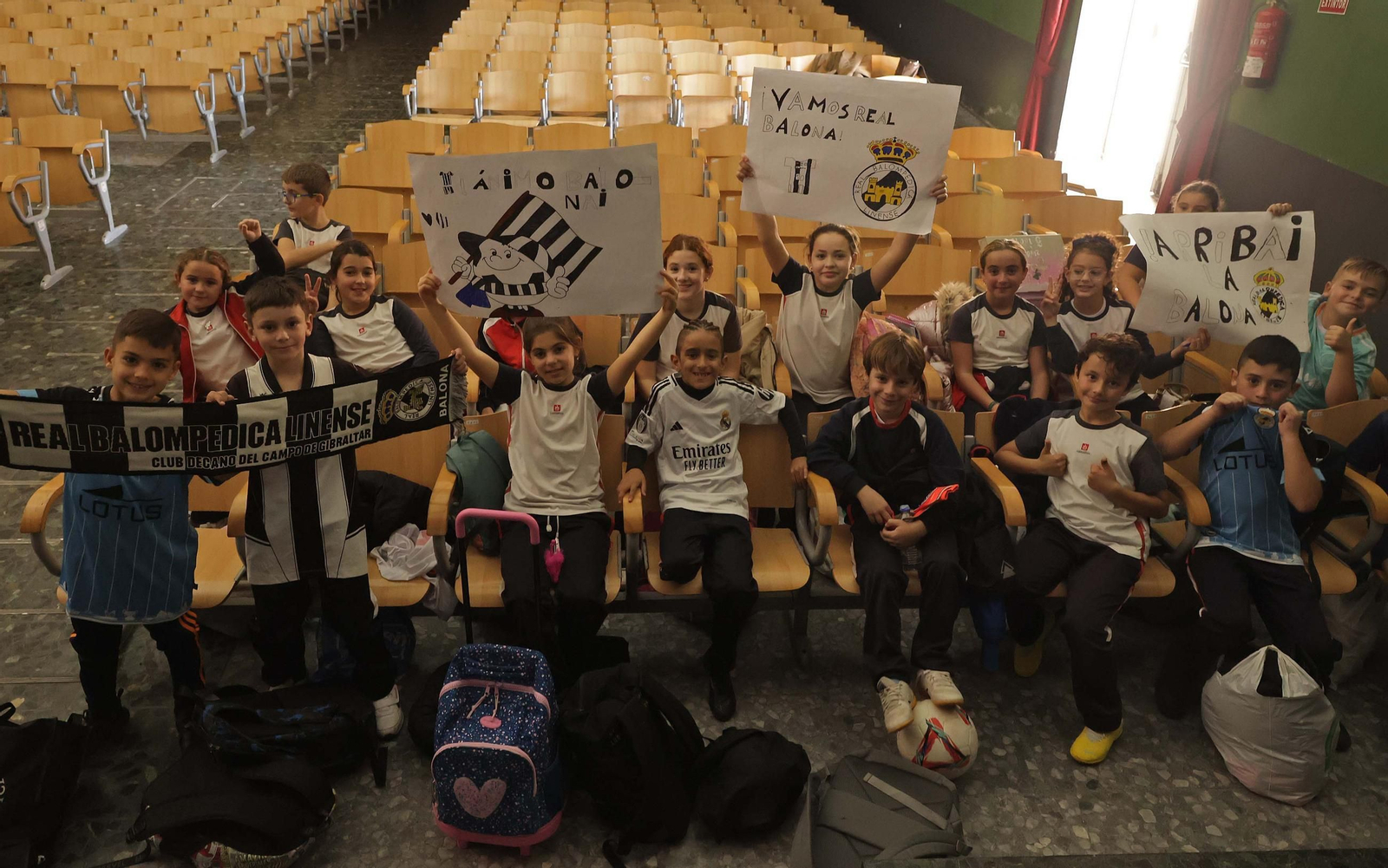 Las fotos de la visita de los jugadores de la Balona al colegio Salesianos de La Línea