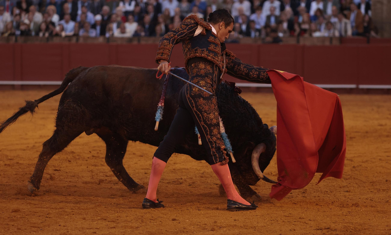 Las imágenes de los toros en Sevilla con Morante de la Puebla, José María Manzanares y Talavante