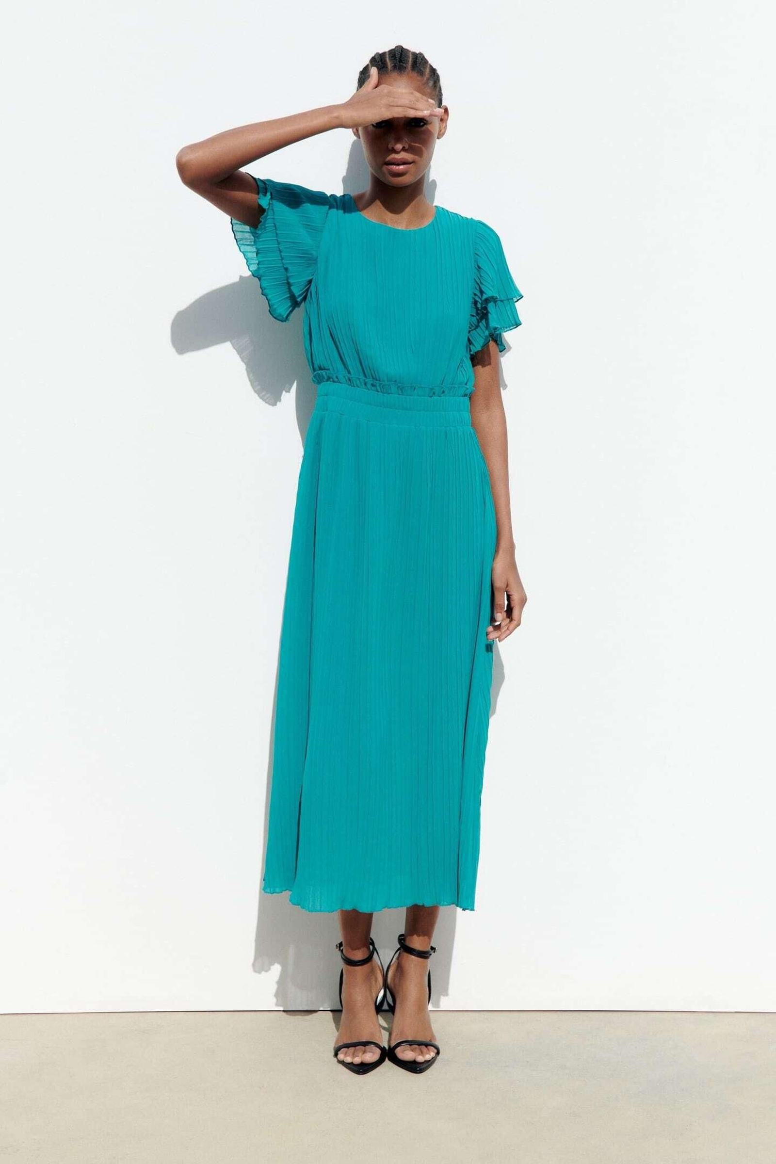 Vestido azul plisado de Zara.