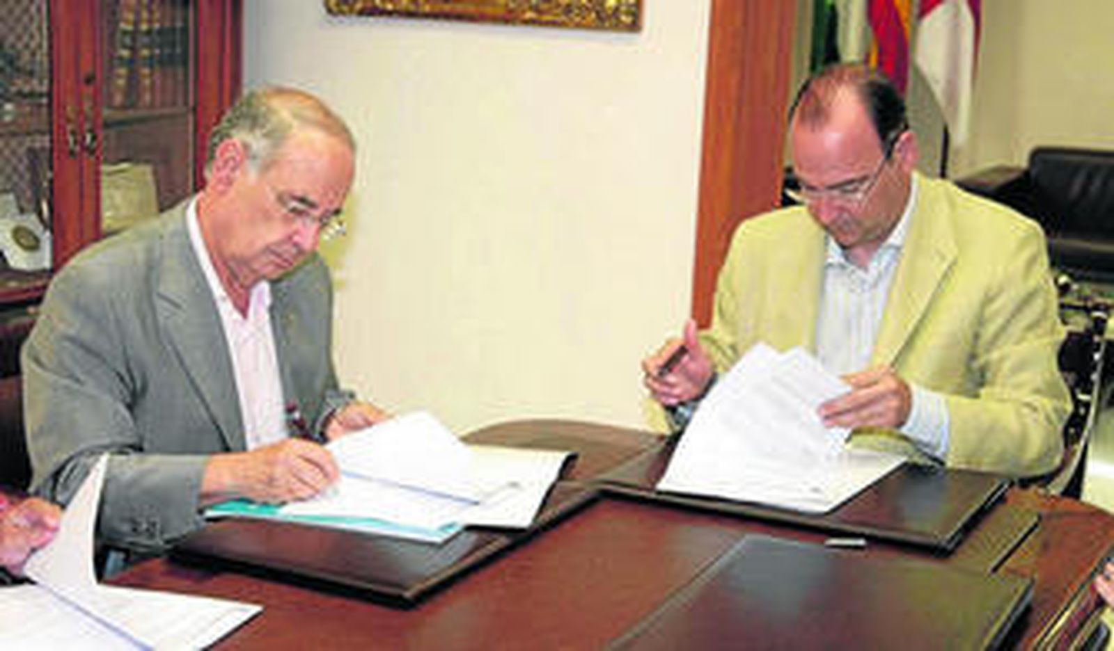 Antonio Pérez Lao y Luis Rogelio Rodríguez-Comendador suscriben el convenio.