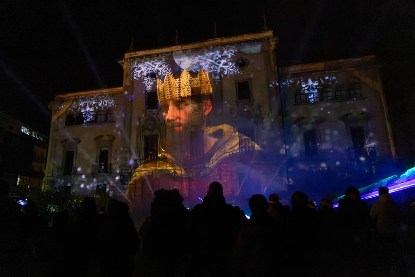 Los jiennenses disfrutan del centro de la ciudad, rodeados de un ambiente navideño