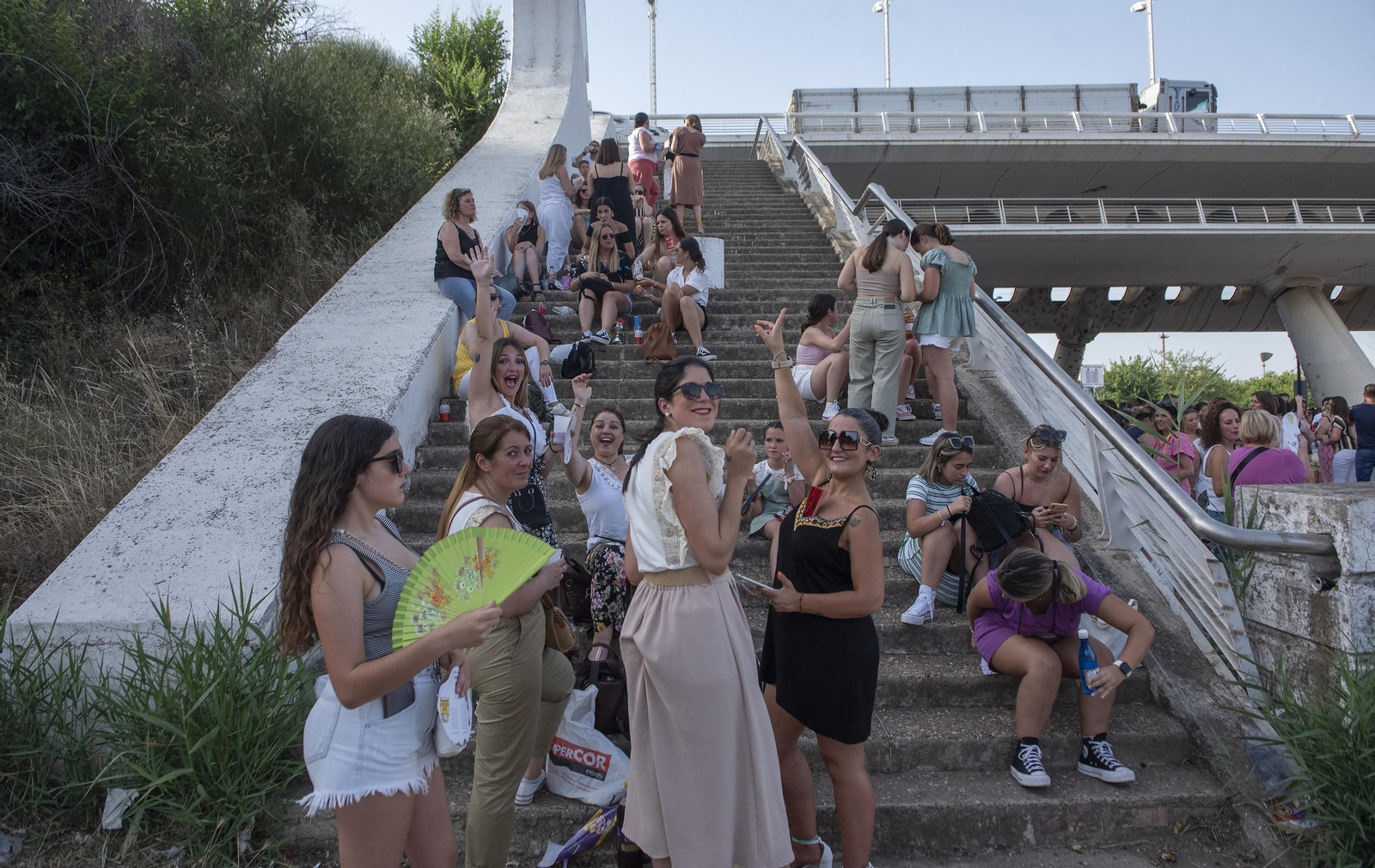 Calor y buen ambiente en la entrada del concierto de Manuel Carrasco