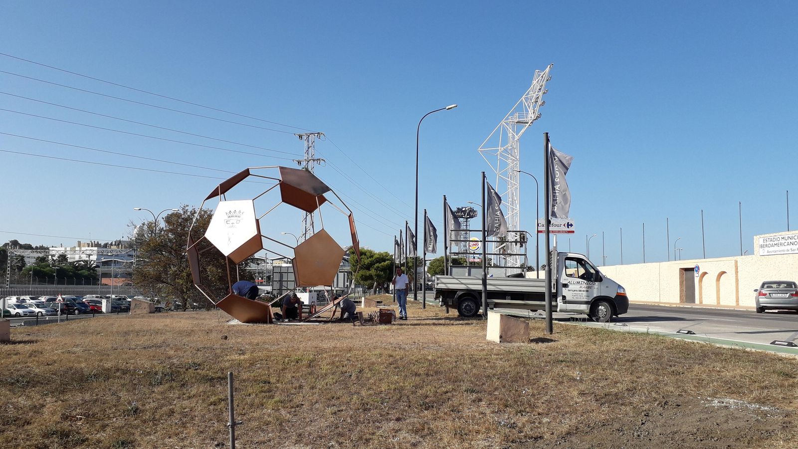 El 'Balón' de  Reyes Católicos, en su nueva ubicación junto al estadio de Bahía Sur.