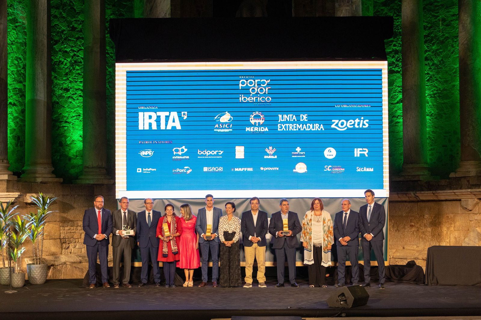 Foto de familia de los ganadores con las autoridades.