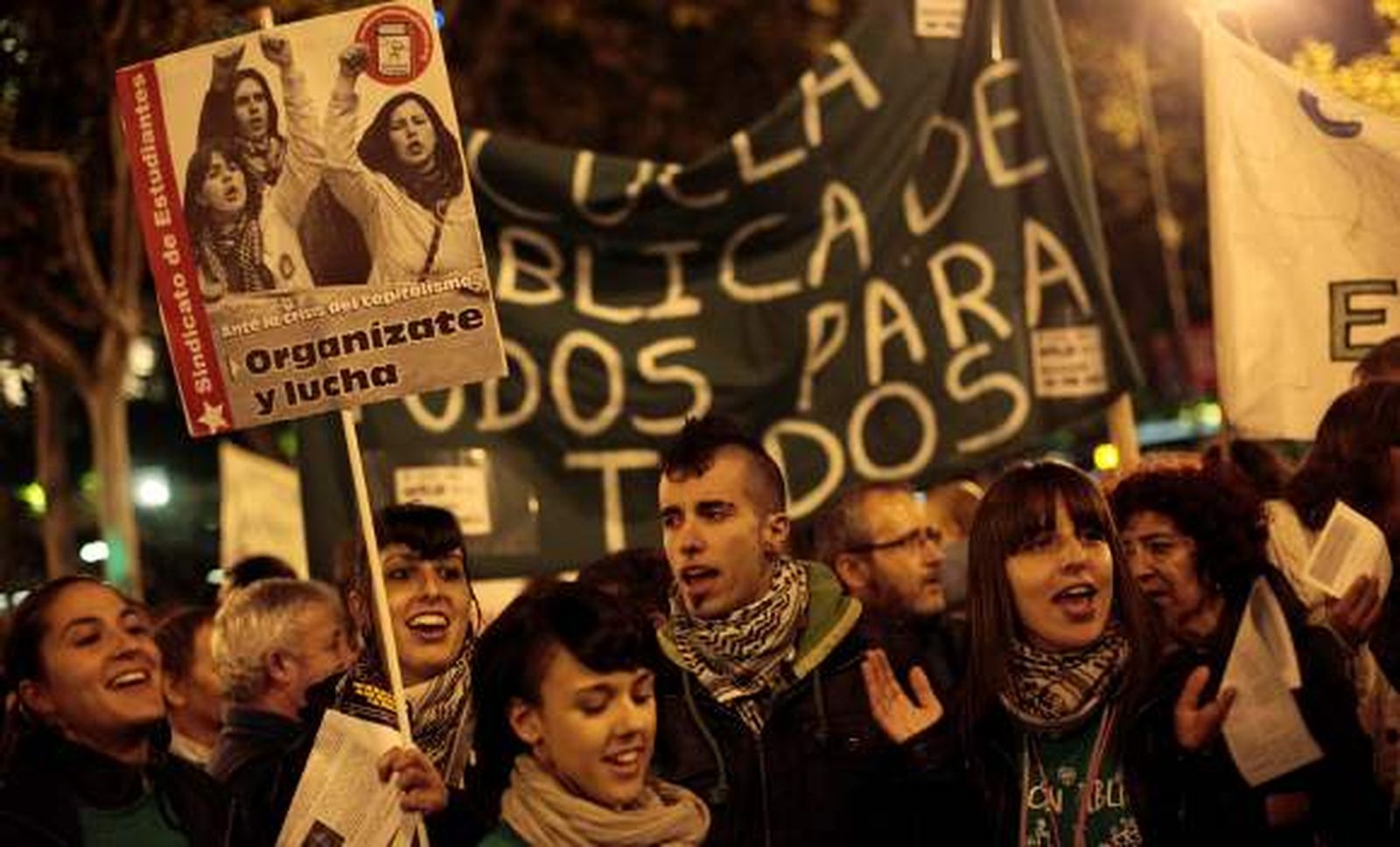 Seis detenidos en Madrid por saltarse un cordón policial del Congreso y hacer pintadas