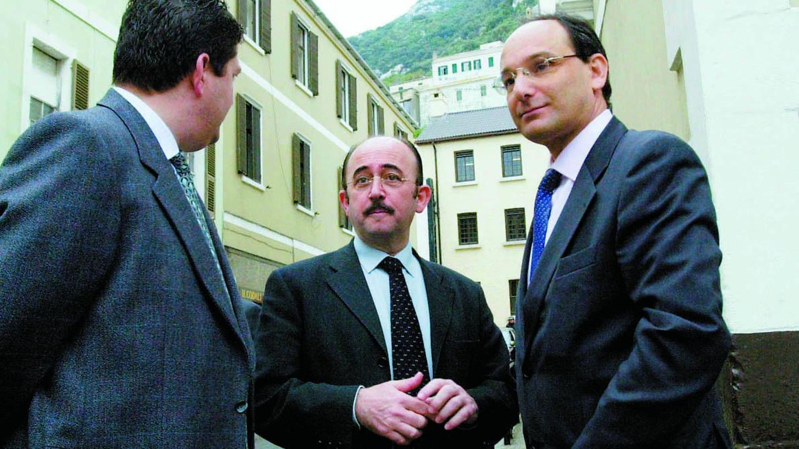 Román, de  visita oficial a Gibraltar en octubre de 1999 junto a Peter Caruana y Alonso Rojas.