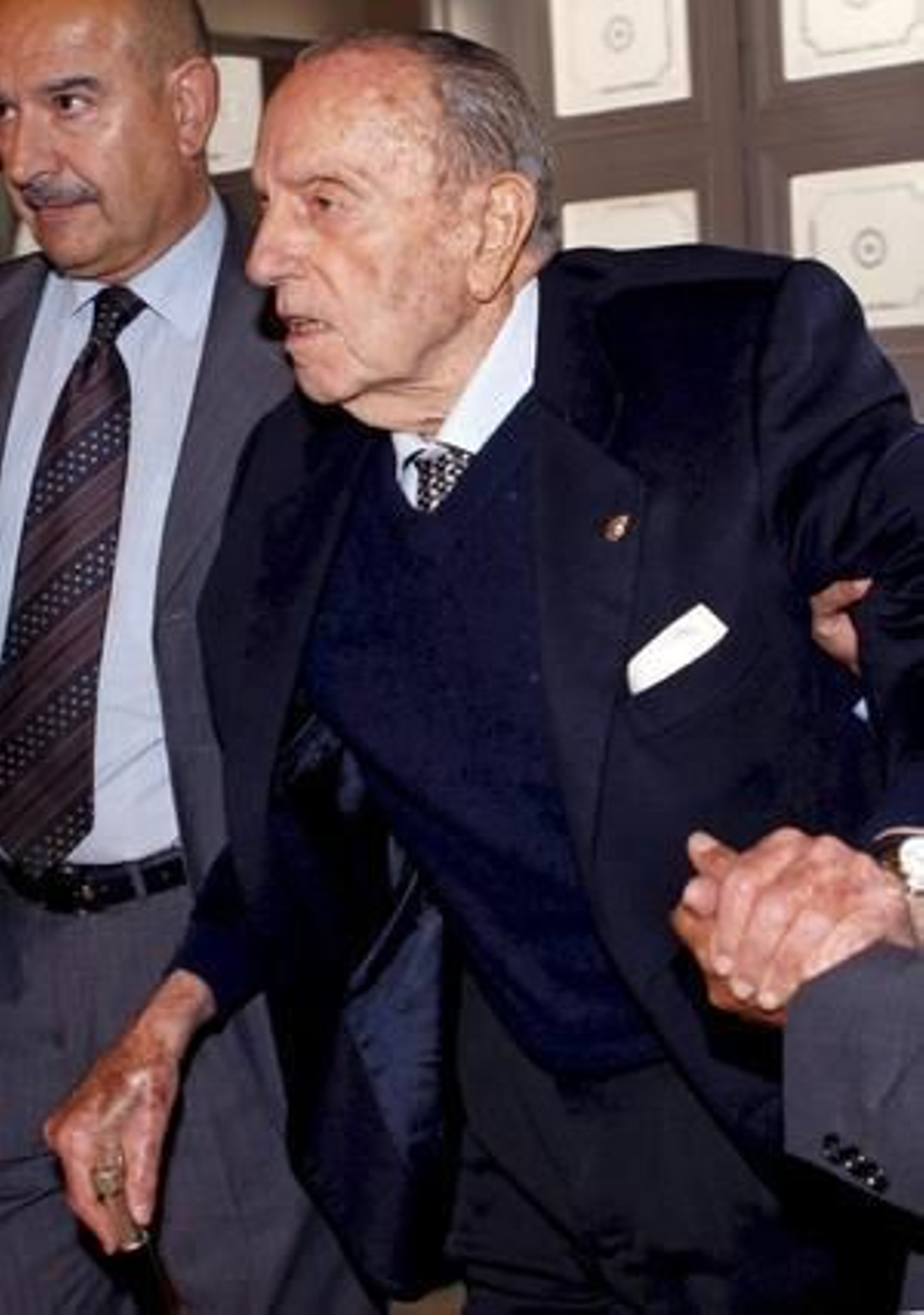 Fotografía tomada en Oviedo en 2011 al por entonces senador Manuel Fraga, poco antes de ser ingresado por una caída en su casa. / EFE