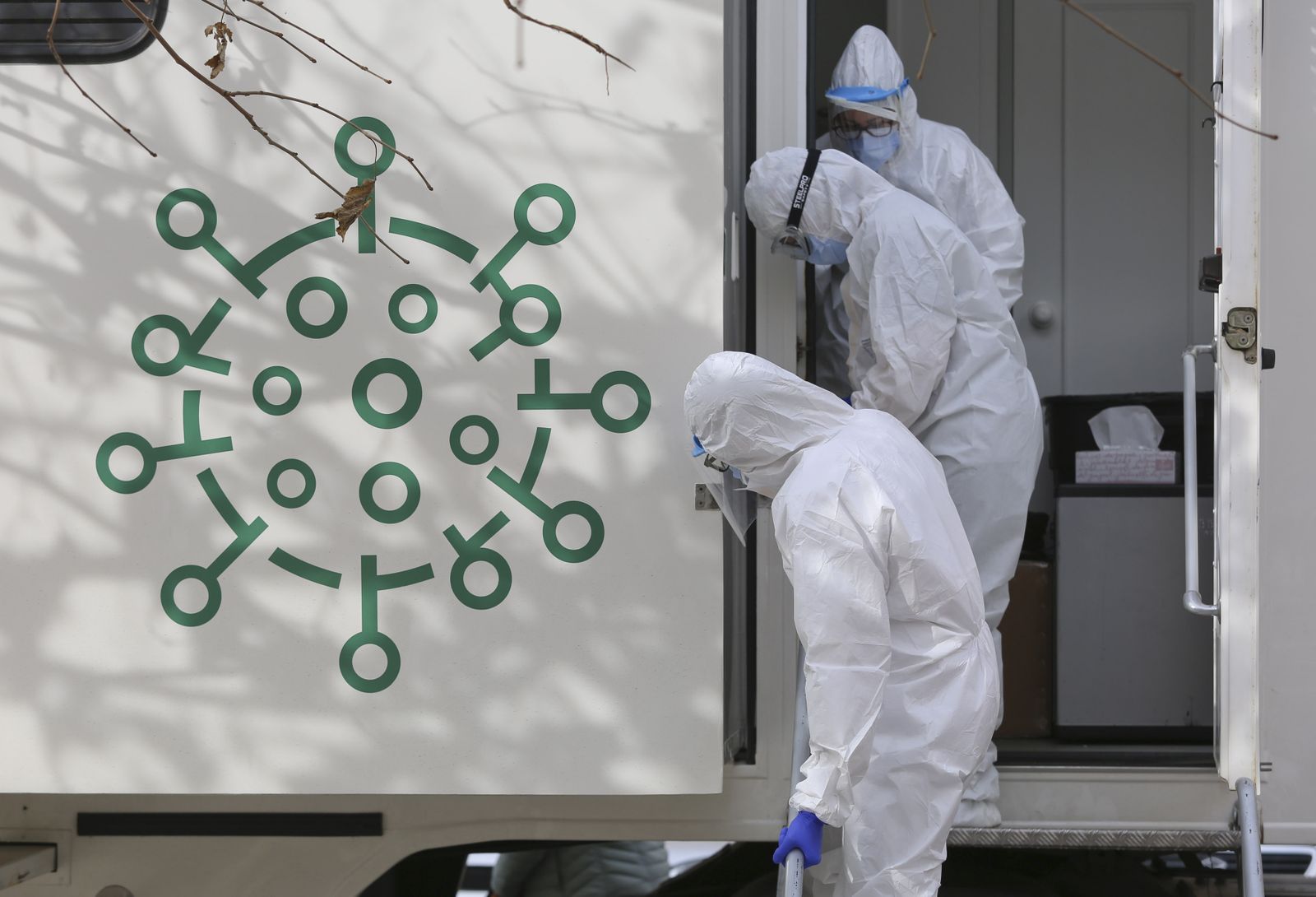 Sanitarios en una unidad móvil para cribados.