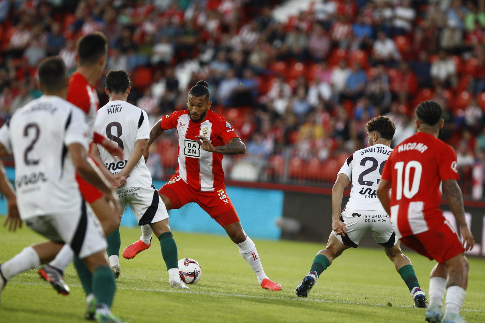 Luis Suárez trata de irse de dos rivales durante el choque que la pasada temporada enfrentó a los rojiblancos con el Albacete en Almería. Luis Suárez trata de irse de dos rivales durante el choque que la pasada temporada enfrentó a los rojiblancos con el Albacete en Almería.