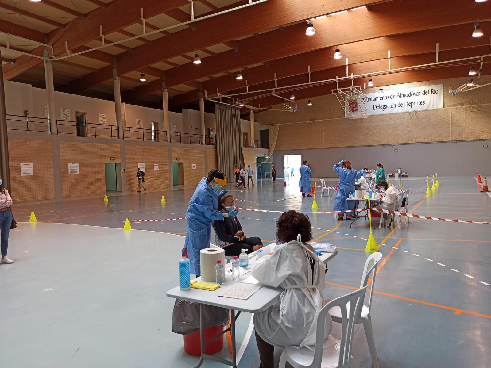 Profesionales sanitarios realizan el test de antígenos a una persona en Almodóvar del Río.