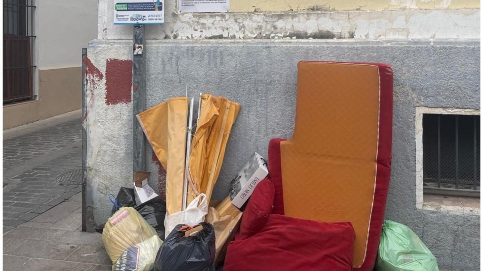 Enseres y basuras en otro punto de la calle Biscocheros