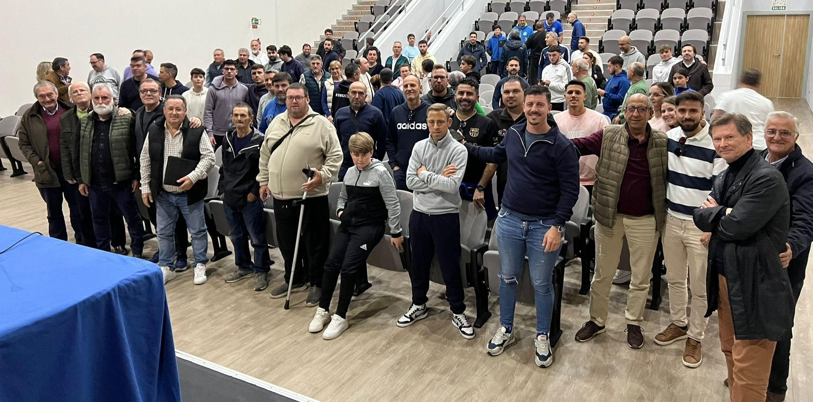 Muchos aficionados azulinos han acudido a la reunión celebrada en el Centro Social Blas Infante.
