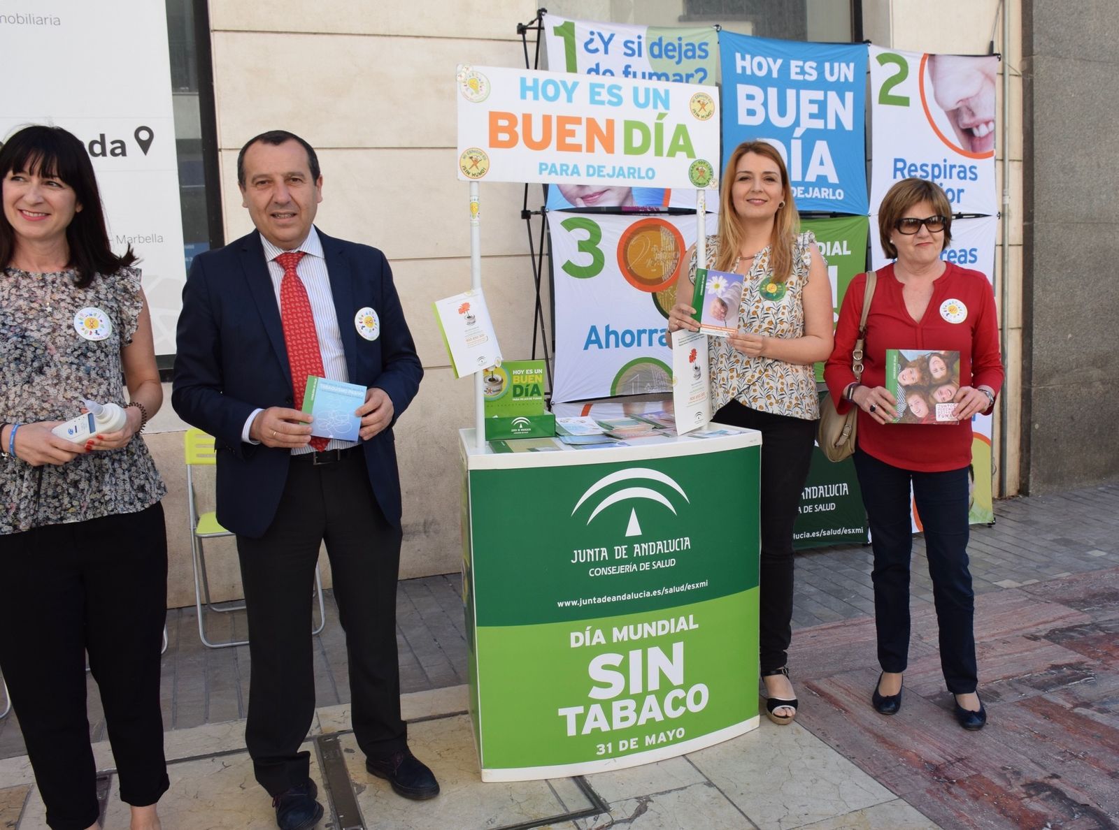 Los delegados de la Junta en la mesa informativa por el Día Mundial sin Tabaco.