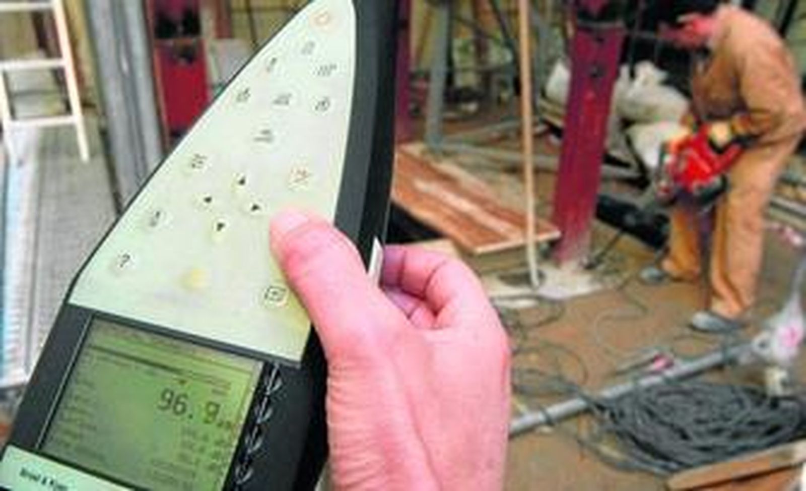 Un técnico realiza una medición de ruido en una obra.