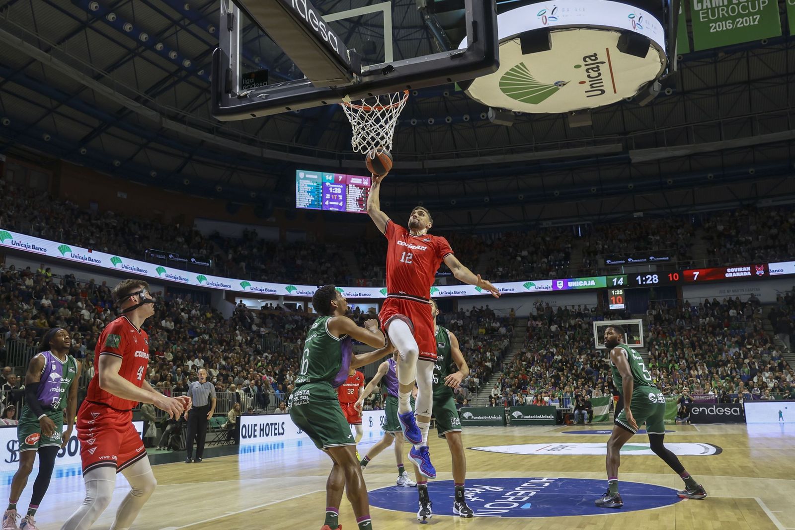 Intento de canasta de Kairys en una acción del partido