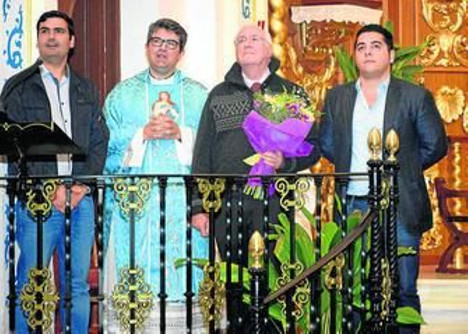 Blas Carrillo, emocionado, junto al alcalde, Martín Morales, el párroco y el concejal de Cultura.