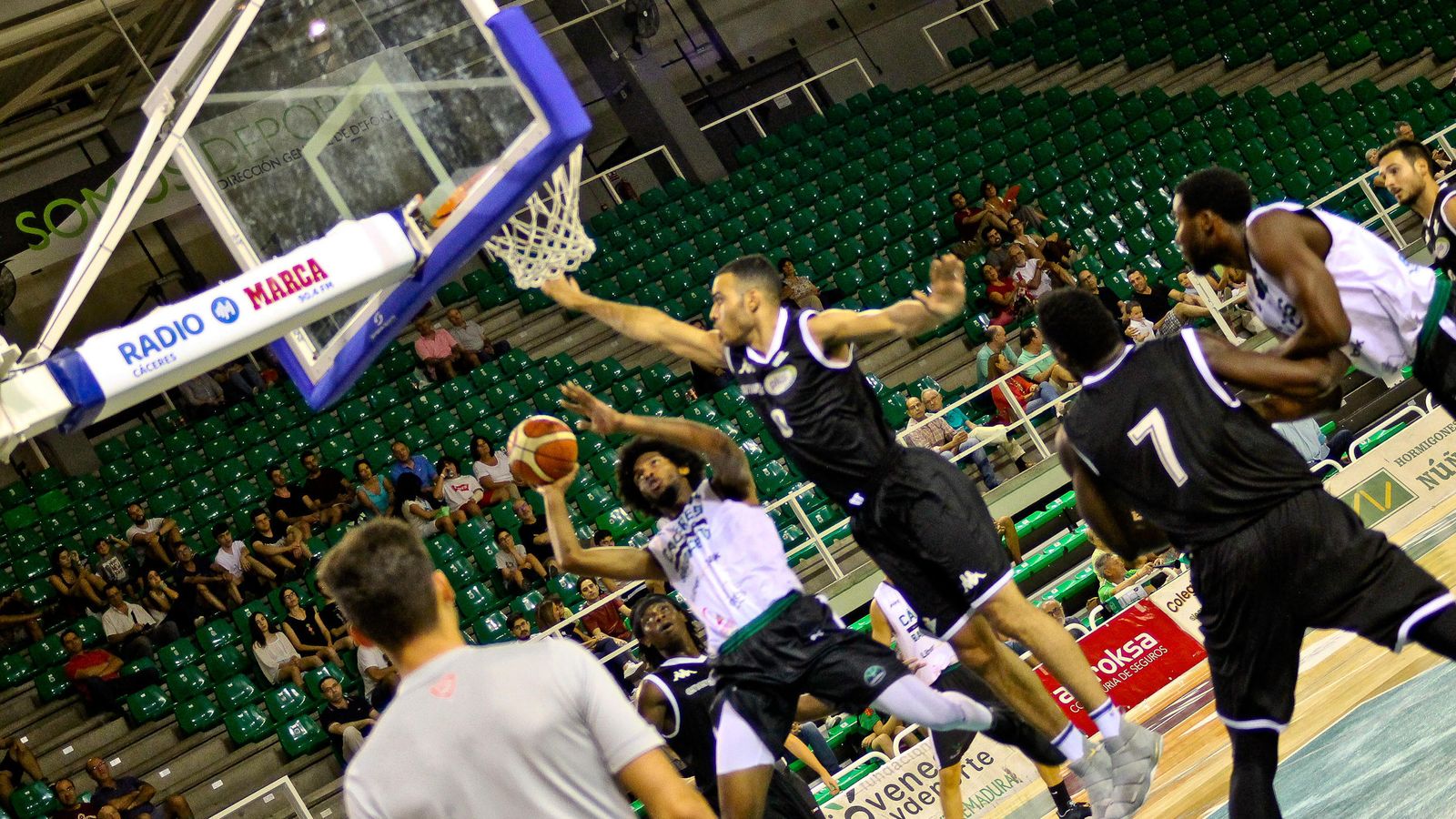 Obi trata de taponar el lanzamiento de Johnson.