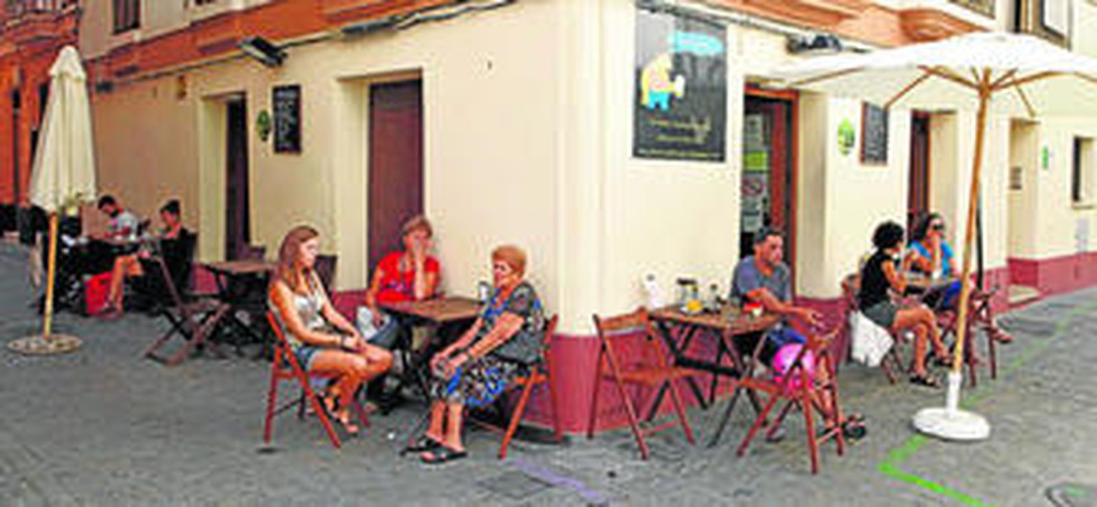 Numerosas terrazas de bares y restaurantes se esparcen por las calles del barrio más antiguo de la ciudad.