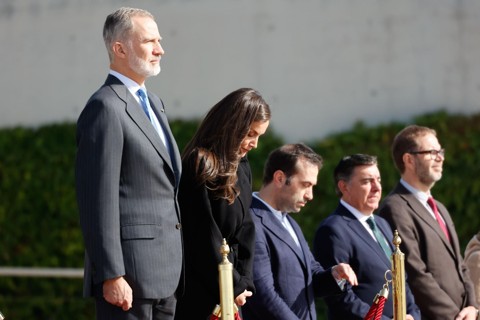 Felipe VI y doña Letizia son despedidos con honores militares antes de partir a China. Felipe VI y doña Letizia son despedidos con honores militares antes de partir a China.