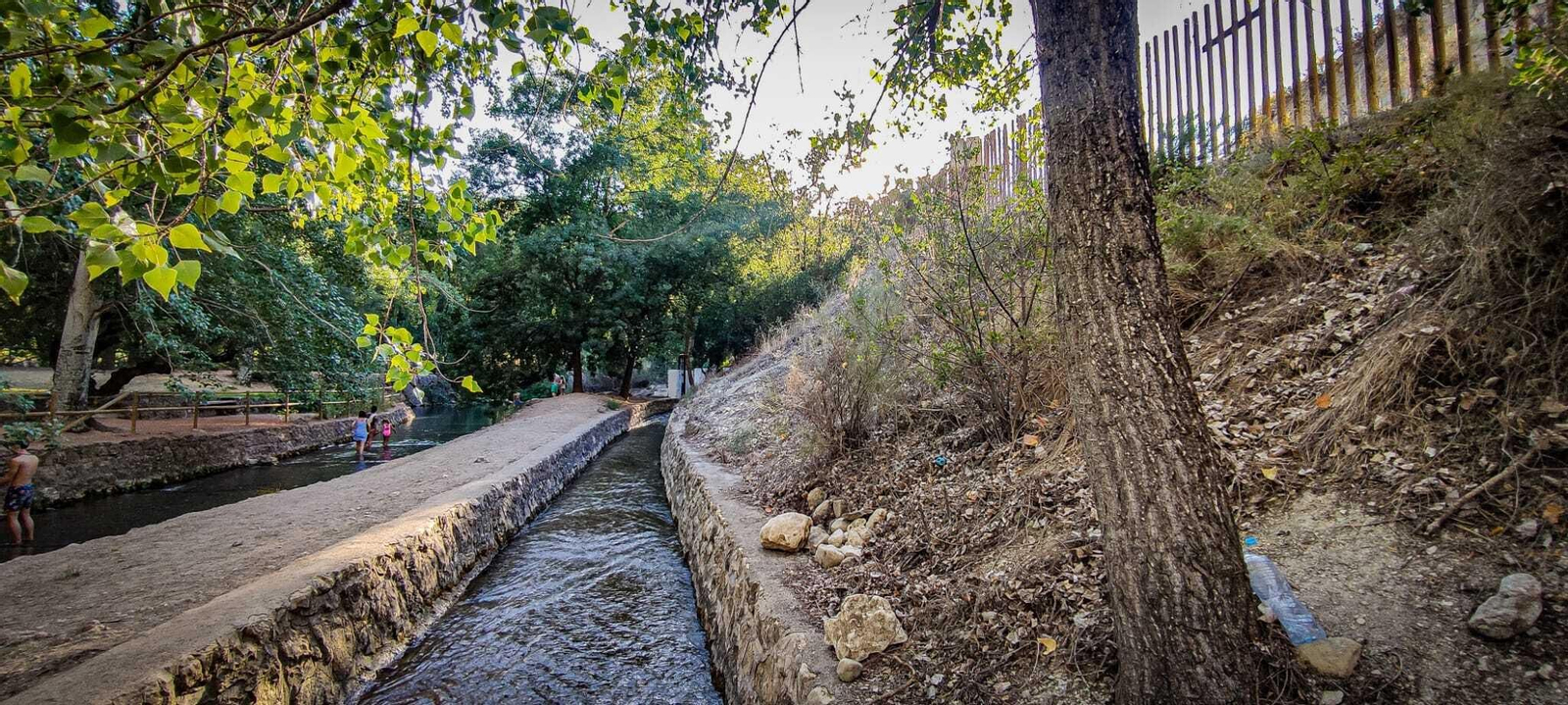Camino de acequia y curso natural del Río San Juan en el nacimiento. Camino de acequia y curso natural del Río San Juan en el nacimiento.