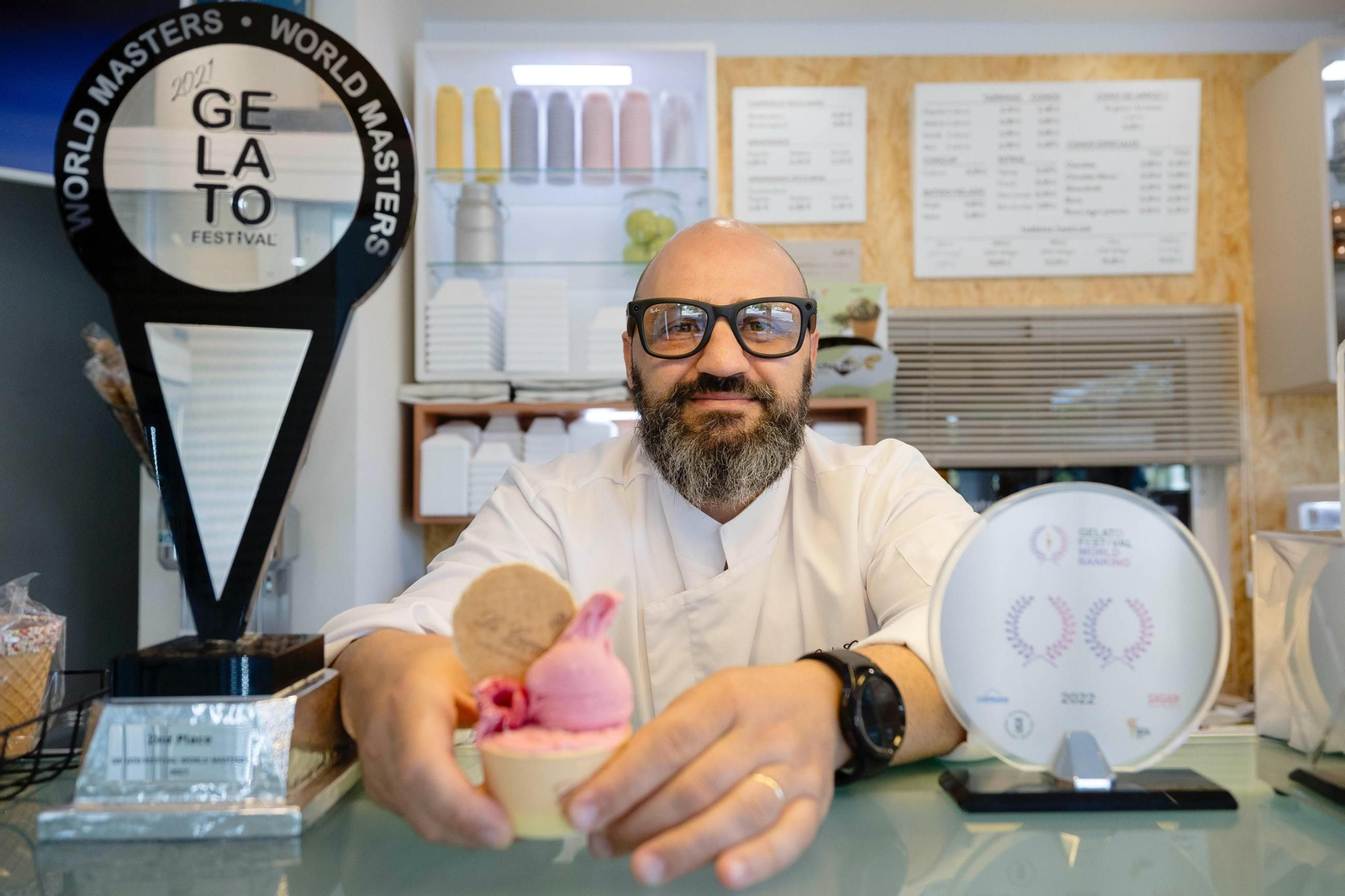 Carlo Guerreiro, en su heladería La Cremería de Cádiz.